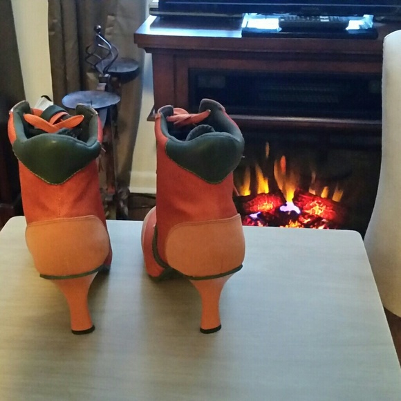 Boots - Picture 3 of 7